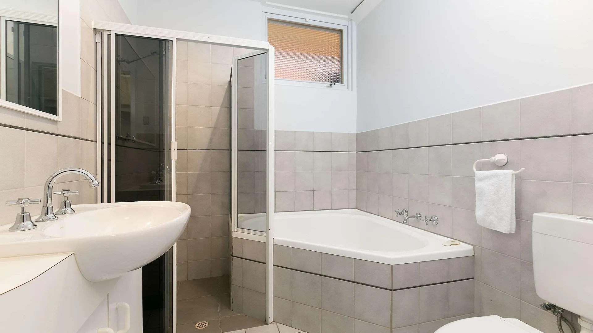 Comfort Inn Glenelg Adelaide 3*,  Australia